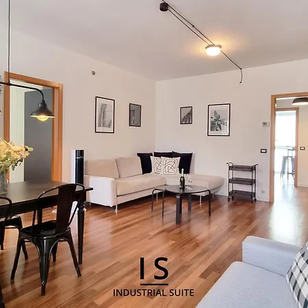 Apartamento Modern Industrial Loft In Pedestrian Zone - 10 Min To Piazza Unita