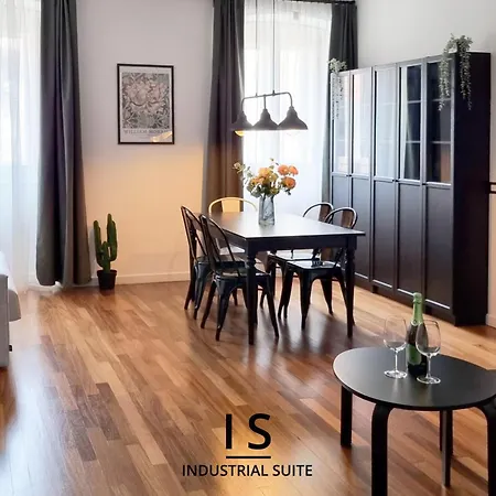 Apartamento Modern Industrial Loft In Pedestrian Zone - 10 Min To Piazza Unita