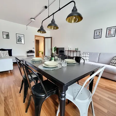 Apartamento Modern Industrial Loft In Pedestrian Zone - 10 Min To Piazza Unita