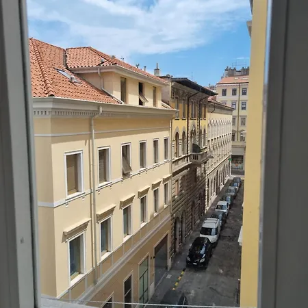 Apartamento Modern Industrial Loft In Pedestrian Zone - 10 Min To Piazza Unita