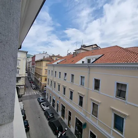 Modern Industrial Loft In Pedestrian Zone - 10 Min To Piazza Unita