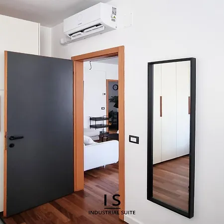 Modern Industrial Loft In Pedestrian Zone - 10 Min To Piazza Unita