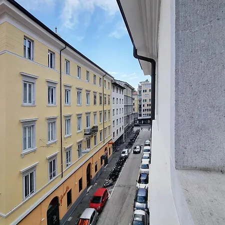 Apartamento Modern Industrial Loft In Pedestrian Zone - 10 Min To Piazza Unita