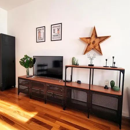 Apartamento Modern Industrial Loft In Pedestrian Zone - 10 Min To Piazza Unita